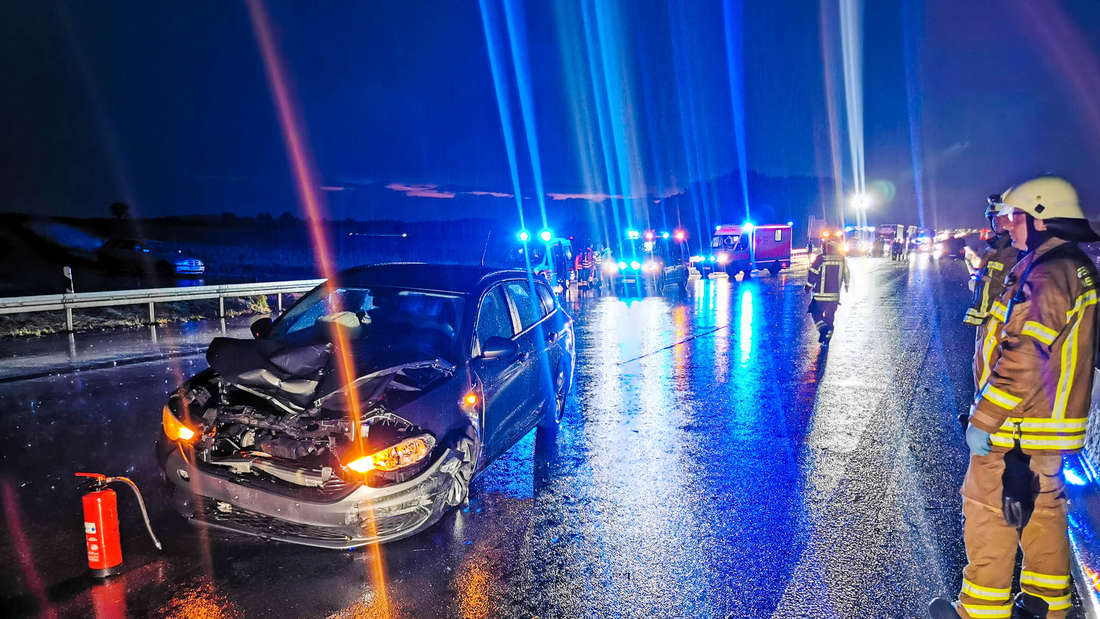 Rettungskräfte stehen nach einem Unfall auf der Autobahn 6 neben einem Autowrack.