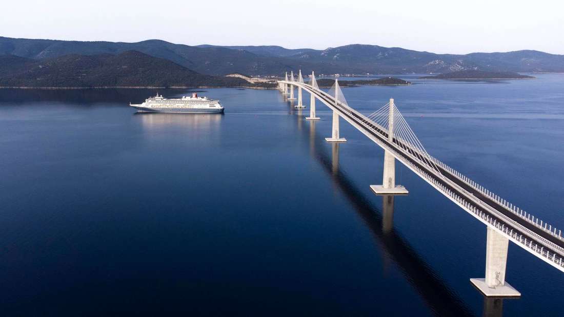 55 Meter ist die Peljesac-Brücke hoch, damit große Schiffe den bosnischen Hafen Neum erreichen können.