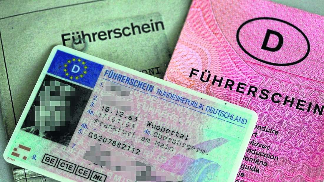 Drei Generationen des Führerscheins: Der rosafarbene „Lappen“ hat ab dem 19. Januar 2033 endgültig ausgedient, ab dem 19. Januar diesen Jahres wird der einheitliche EU-Führerschein im Kreditkartenformat ausgestellt.  
Foto: dpa