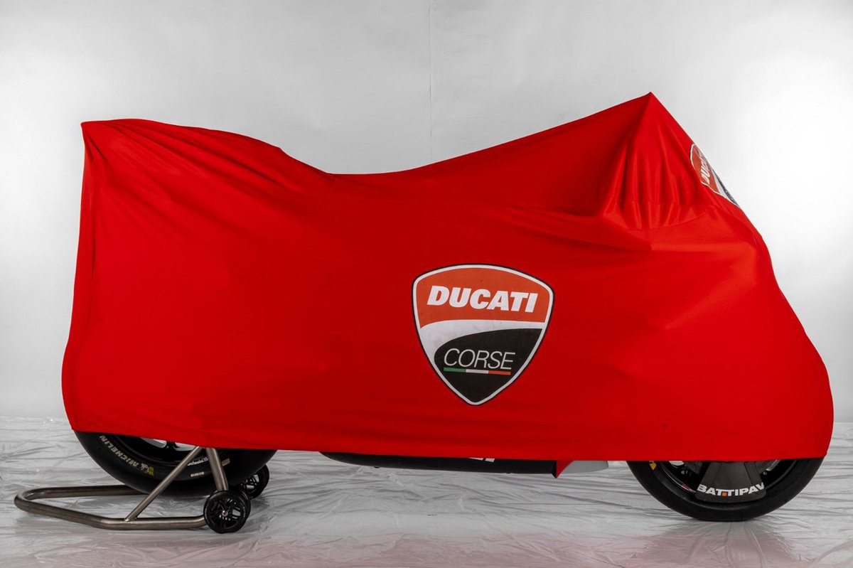 Motocicleta Ducati cubierta