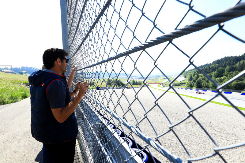Mark Webber observe la prueba de Marc Marquez con el Toro Rosso F1