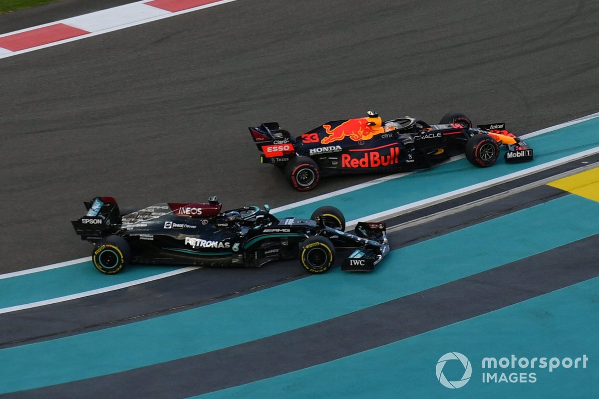 Lewis Hamilton, de Mercedes, y Max Verstappen, de Red Bull Racing, luchan por el liderato