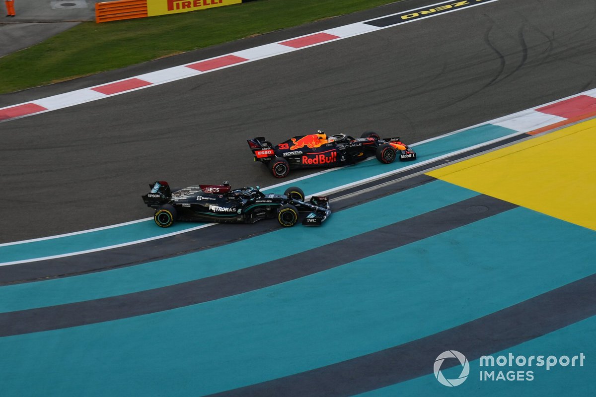 Lewis Hamilton, de Mercedes, y Max Verstappen, de Red Bull Racing, luchan por el liderato en la primera curva