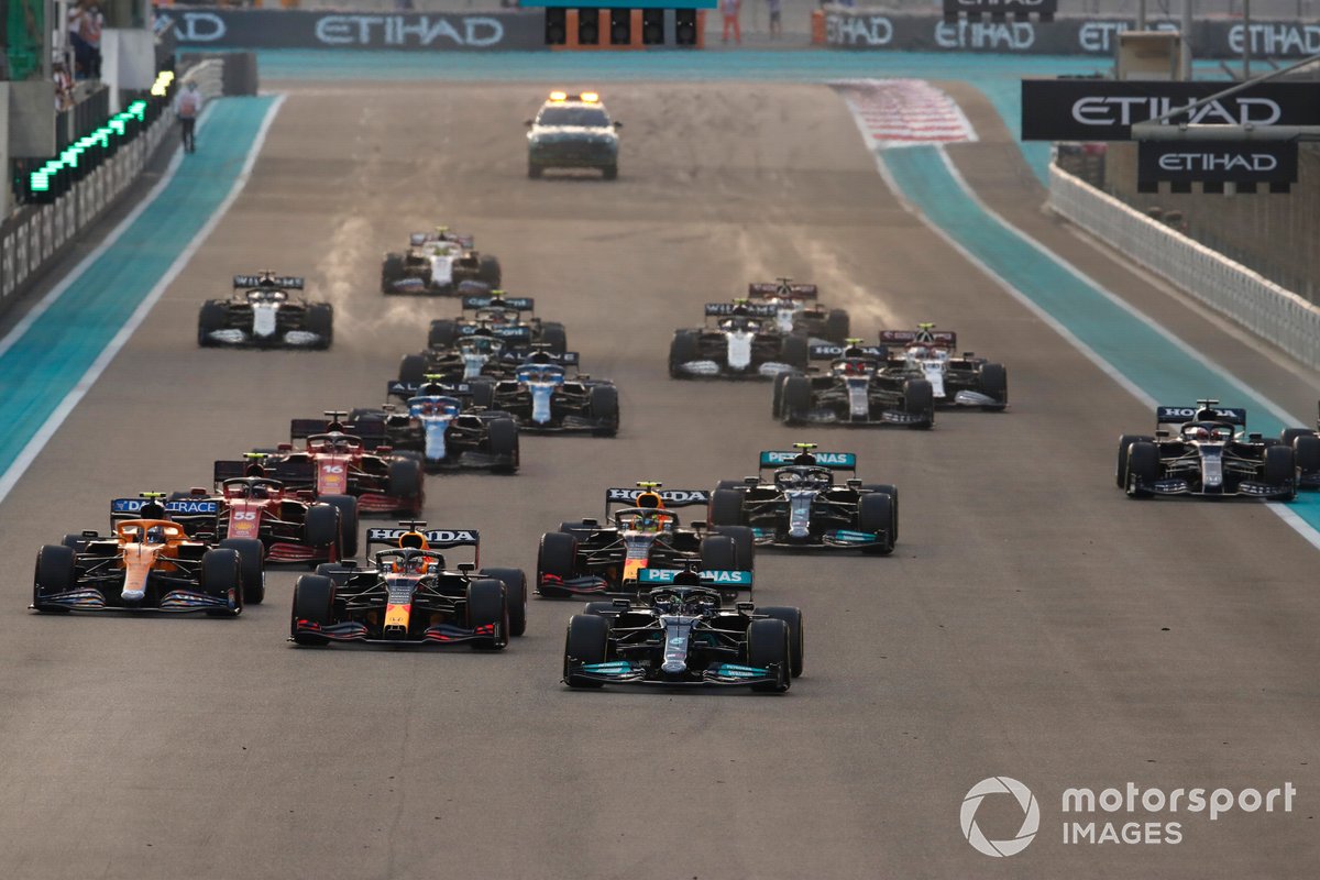 Lewis Hamilton, Mercedes W12, Max Verstappen, Red Bull Racing RB16B, Sergio Pérez, Red Bull Racing RB16B, Lando Norris, McLaren MCL35M, el resto de la parrilla en la salida