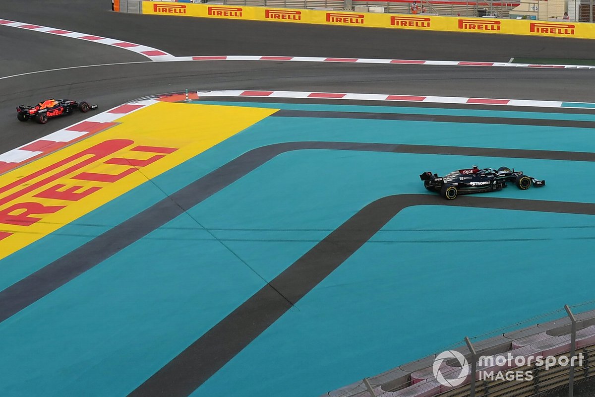 Lewis Hamilton, Mercedes W12, atraviesa el interior de la curva mientras Max Verstappen, Red Bull Racing RB16B