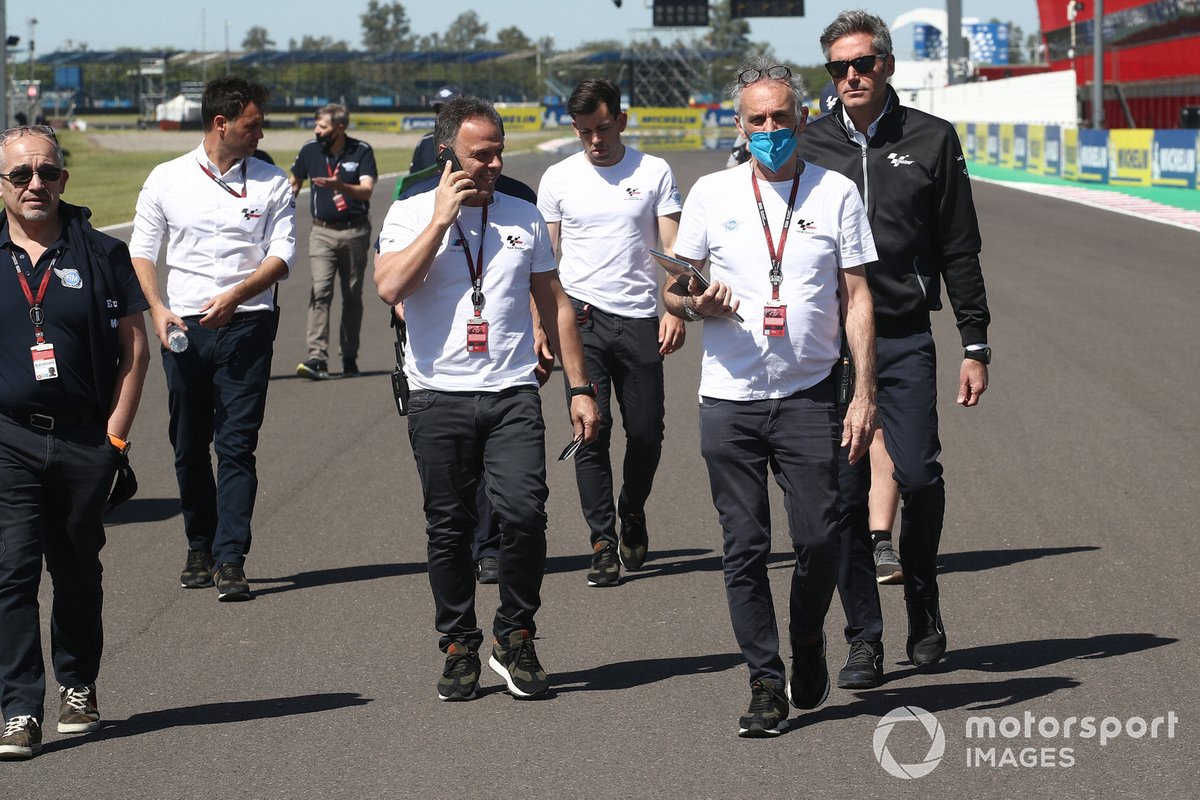 Loris Capirossi, Franco Uncini, oficial de seguridad del Gran Premio de la FIM y otros miembros de la dirección de carrera