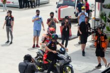 Marc Márquez, Repsol Honda, después de caer durante el Warm Up