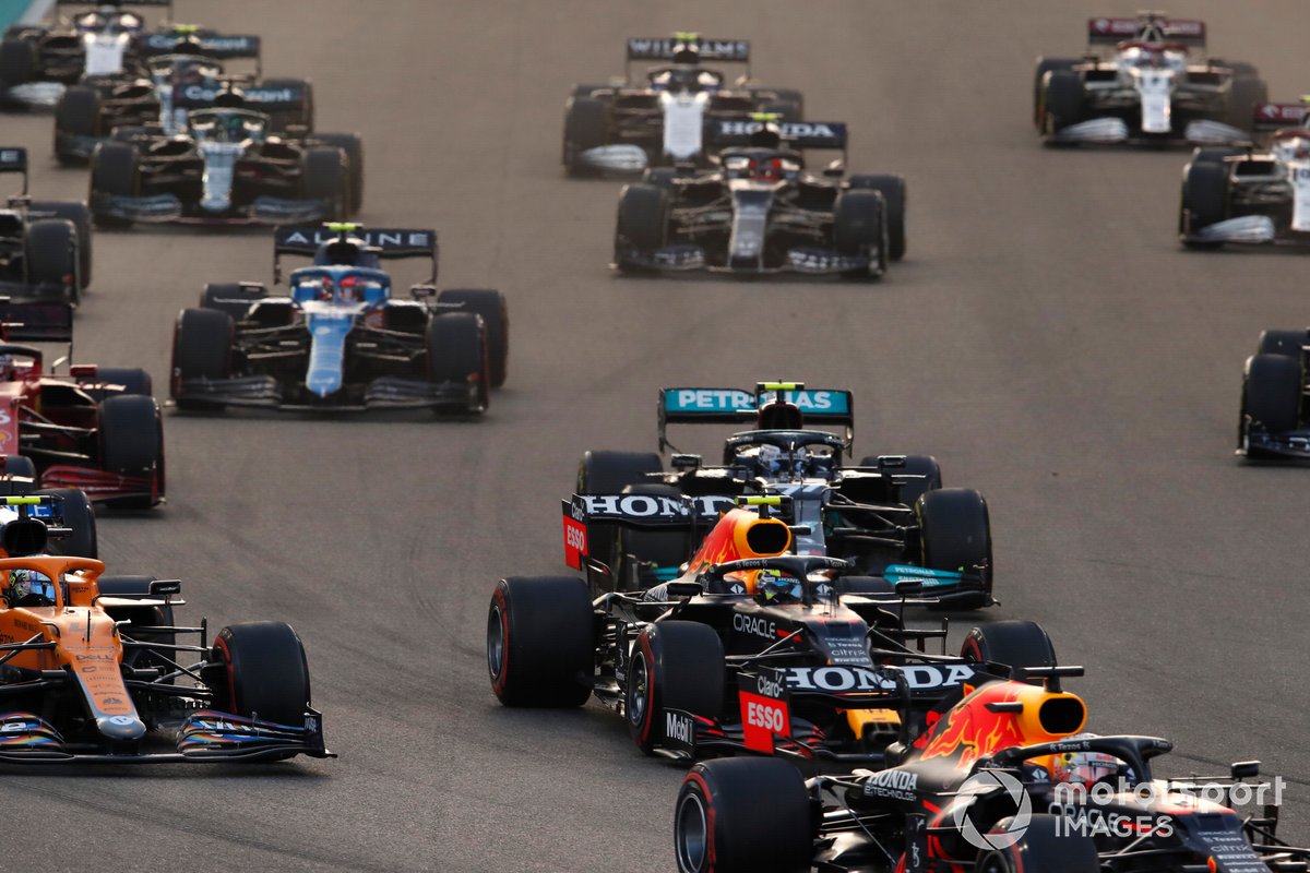 Max Verstappen, Red Bull Racing RB16B, Sergio Pérez, Red Bull Racing RB16B, Lando Norris, McLaren MCL35M, Valtteri Bottas, Mercedes W12, y el resto del grupo en la primera vuelta