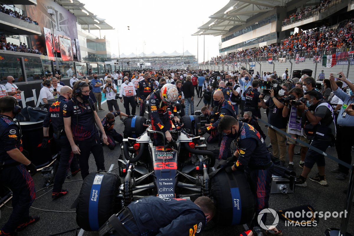 Max Verstappen, Red Bull Racing RB16B, llega a la parrilla