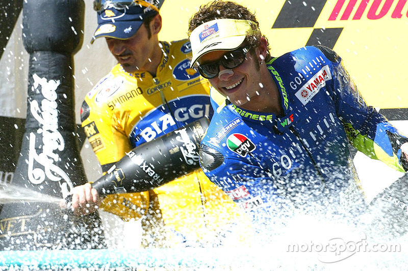 Valentino Rossi, devant Max Biaggi, sur le podium