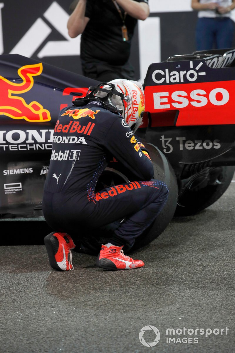 El flamante campeón de pilotos Max Verstappen, Red Bull Racing, 1ª posición, lo celebra a su llegada al Parc Ferme