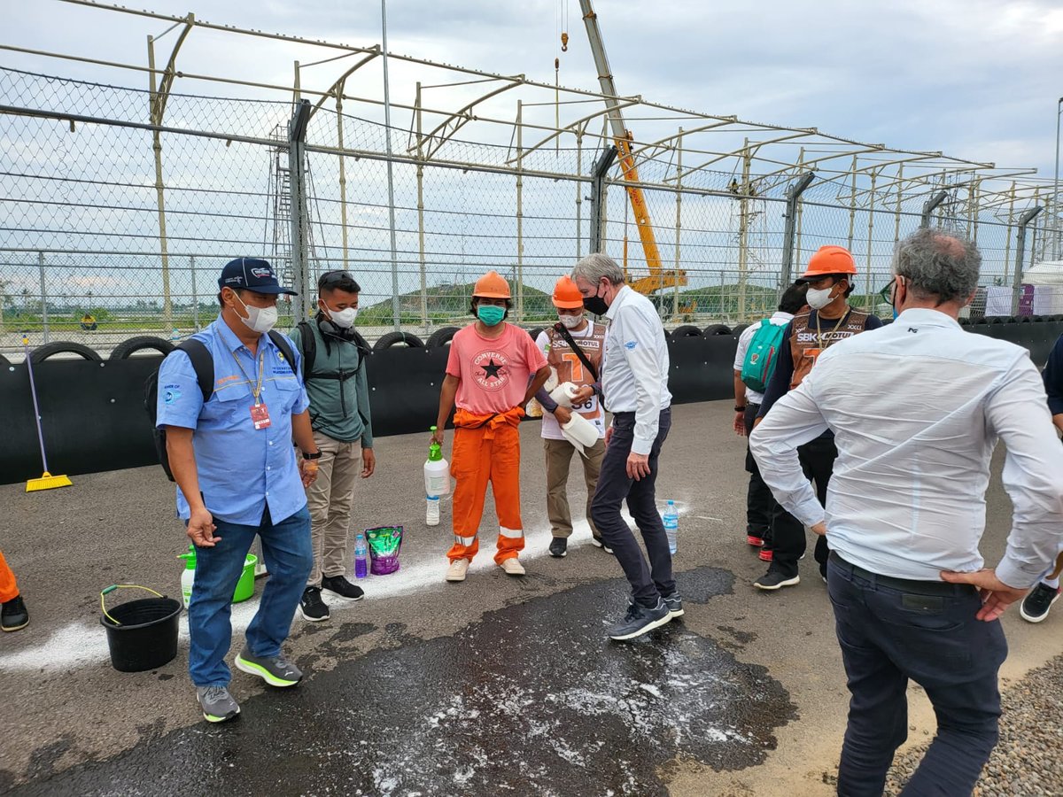 Los comisarios simulan una limpia de derrames de petróleo en el circuito de Mandalika