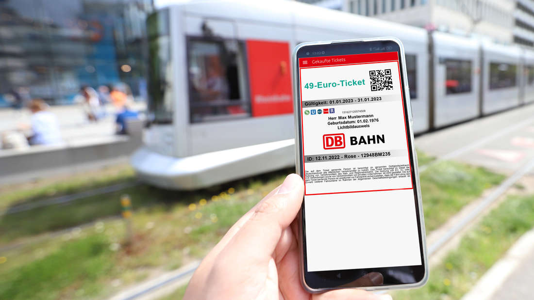 49-Euro-Ticket auf einem Smartphone-Bildschirm am 15.10.2022 in Düsseldorf.