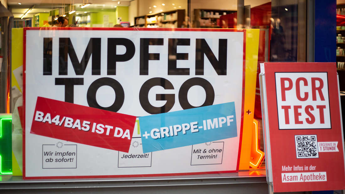 „Impfen to go gegen BA4, BA5 und Grippe“ ist auf einer Schaufensterscheibe in der Münchner Fußgängerzone zu lesen.