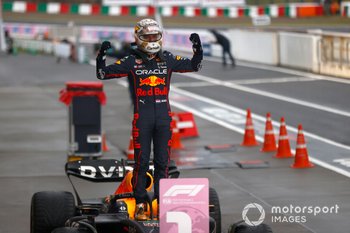 Max Verstappen, Red Bull Racing RB18, sale del garaje